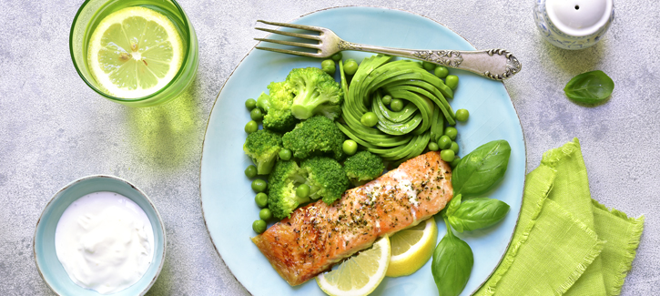 Gebratener Lachs mit Brokkoli, Avocado und Joghurt-Basilikum-Soße