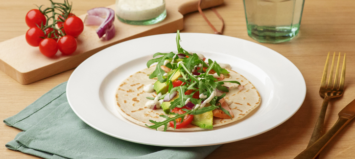 Wrap mit geräuchertem Lachs, Tomate, Avocado und Honig-Senf-Dressing