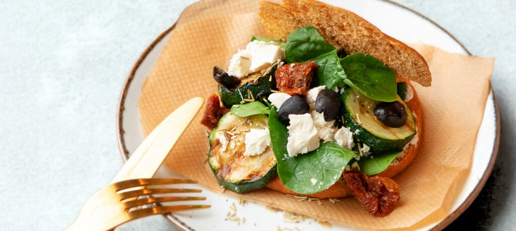 Mediterranes Brötchen mit Spinat und Ziegenkäse