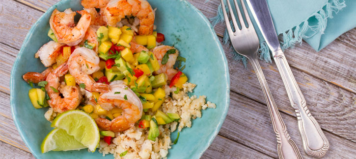 Blumenkohlreis mit Garnelen und würziger Mangosalsa