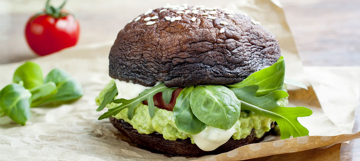 Portobello-Burger mit Ziegenkäse, Tomate und Avocado