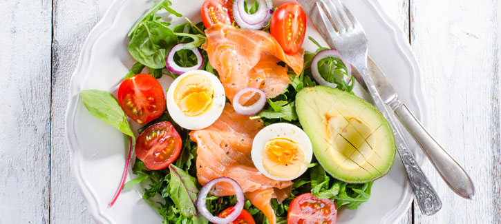 Salat mit geräuchertem Lachs, Ei und Avocado