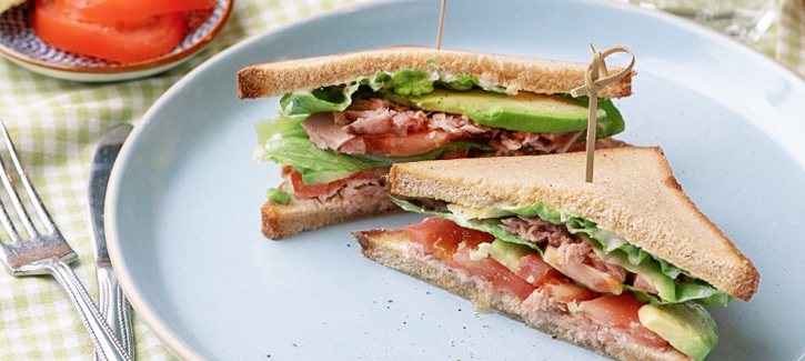 Club-Sandwich mit Thunfisch, Avocado und Tomate