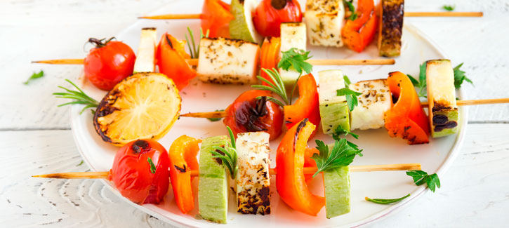 Gemüsespieße mit Halloumi