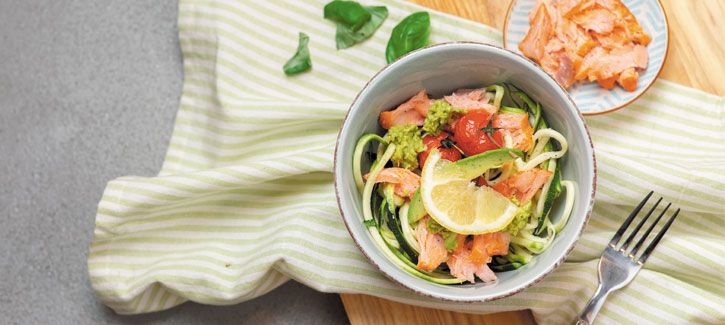 Zucchini-Nudeln mit Lachs und Avocado-Pesto