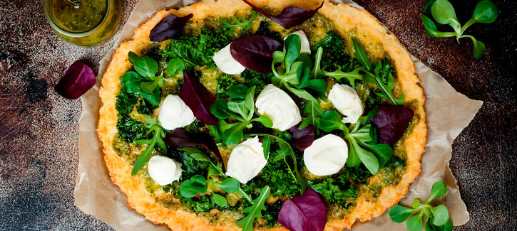 Blumenkohlpizza mit Pesto und Mozzarella