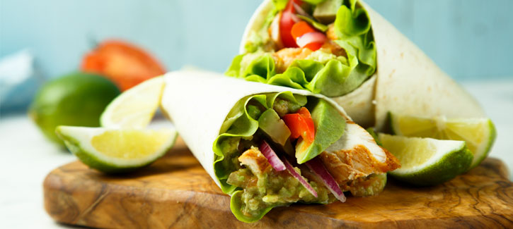 Hähnchen-Wrap mit Tomate, Avocado und Honig-Senf-Dressing