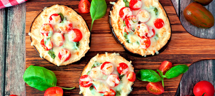 Auberginen-Pizzettas mit Tomate und Mozzarella