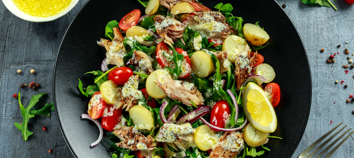 Geräucherter Makrelensalat mit Rucola, Tomate und neuen Kartoffeln