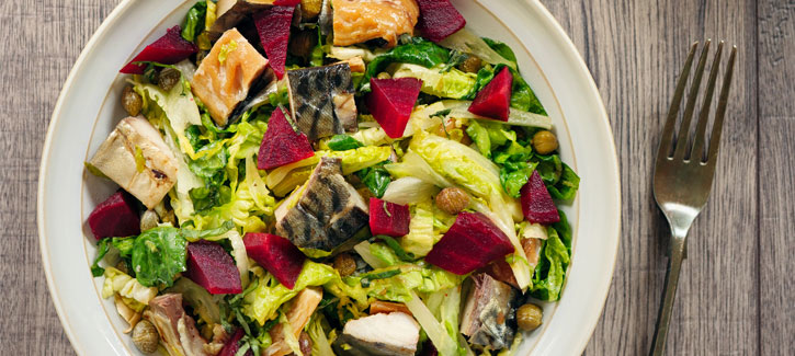 Salat mit geräucherter Makrele, Rote Bete und Kapern