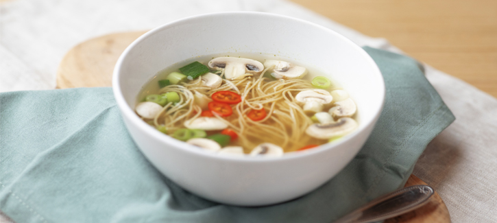 Klare Gemüsesuppe mit Champignons und Frühlingszwiebel