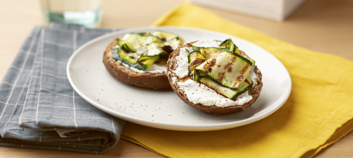 Mehrkorn-Brötchen mit Ziegenkäse und gegrillter Zucchini