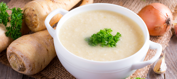 Cremige Pastinakensuppe mit Apfel
