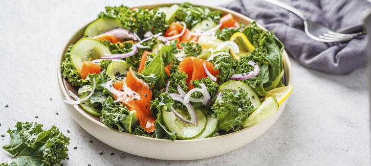 Grünkohlsalat mit geräuchertem Lachs