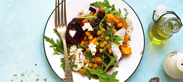 Salat mit gerösteten Kichererbsen, Rote Bete, Hähnchenfilet und Mango