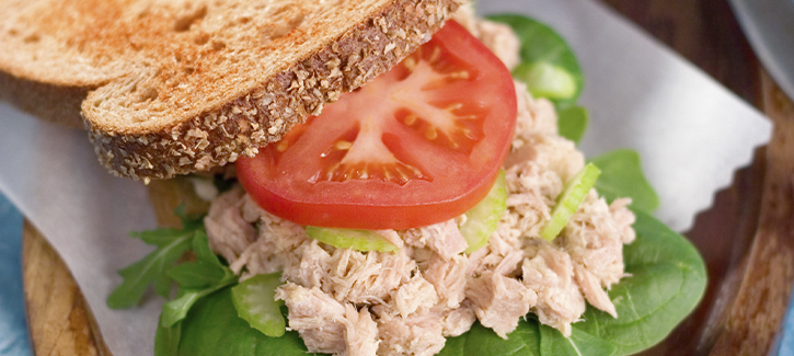 Geröstetes Vollkornbrot mit Thunfisch-Staudensellerie-Salat und Limettenmayonnaise