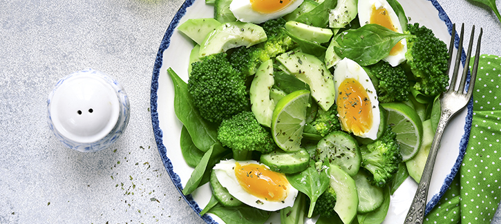 Spinat-Brokkoli-Salat mit gekochtem Ei und Avocado