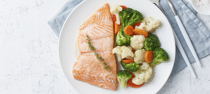 Gedämpfter Lachs mit Brokkoli, Blumenkohl und Karotte