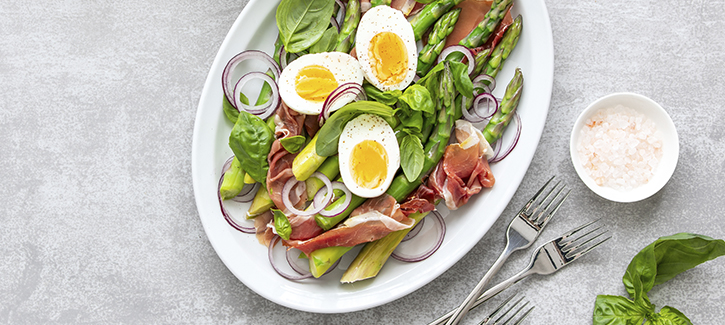 Spargelsalat mit Rohschinken, gekochtem Ei und Joghurtsoße