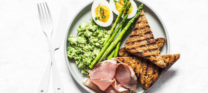 Getoastetes Brot mit gegrilltem Spargel, Ei, Schinken und Avocado-Joghurt-Dip