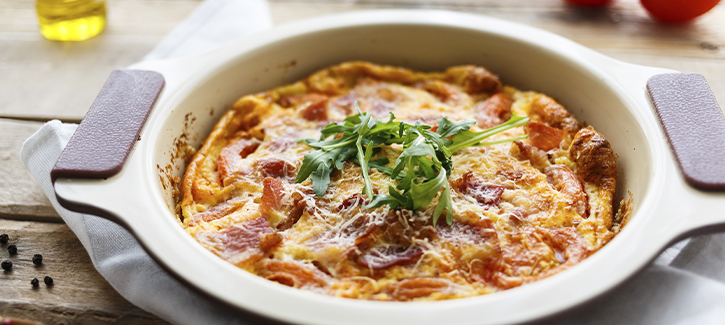 Omelett aus dem Ofen mit Schinken und Tomate