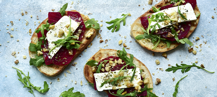 Geröstetes Brot mit Roter Bete, Feta und Walnüssen
