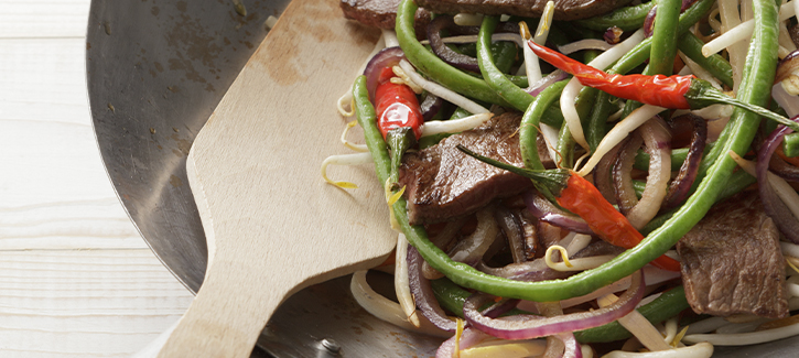 Scharfes Rührgericht mit Rindfleisch und Langbohnen