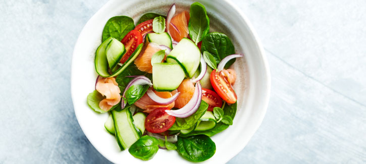 Salat mit geräuchertem Lachs